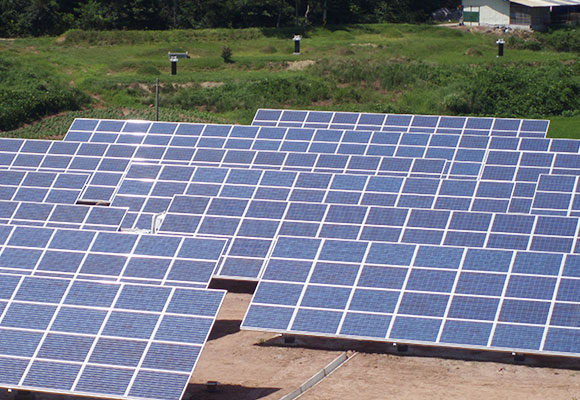 부여태양광발전소에 설치된 태양열판을 앞쪽에서 촬영한 사진