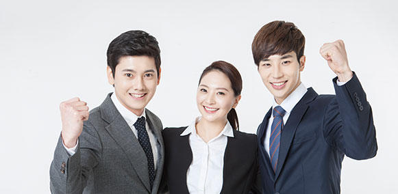 정장차림으로 웃고있는 세 사람의 사진