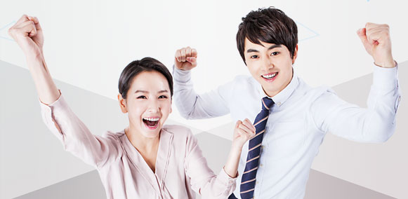 두 남녀가 화이팅하고 있는 모습의 사진