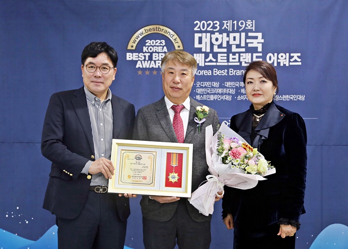 2023 제19회 대한민국 베스트브랜드 어워즈 자랑스런 세계한국인 대상을 수상한 함흥규 대표 수상 사진