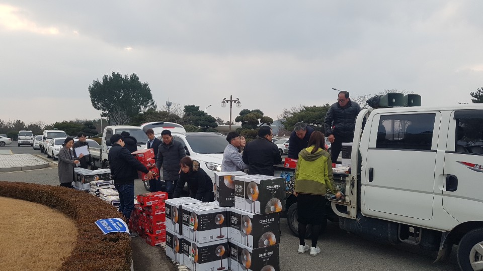 겨울나기 물품을 옮기는 봉사단 사진 