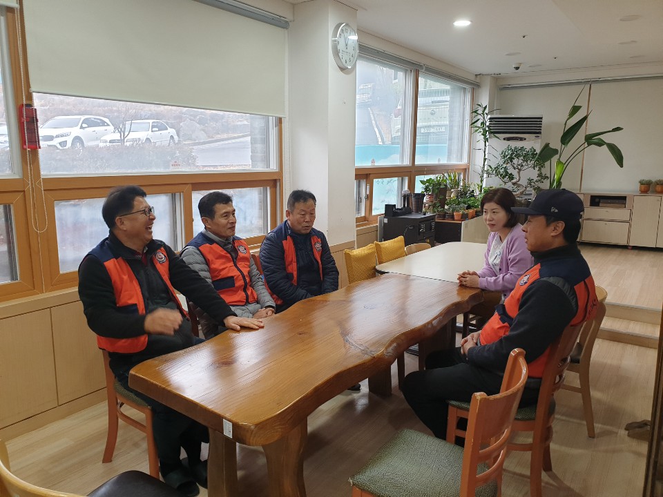 요양원 관계자와 대화를 나누는 봉사단원들 사진