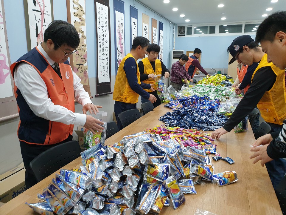 복지관 성탄 선물로 음료 및 간식을 준비하는 사진