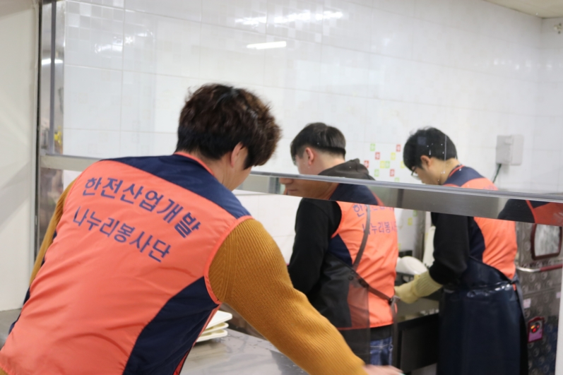 주방을 청소하는 나누리봉사단 사진