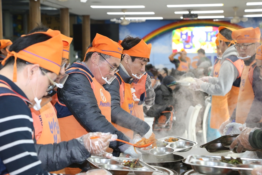 급식봉사활동을 전개 중인 나누리사회봉사단 사진
