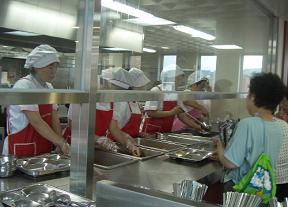 성남지점, “감자깍고 양파다듬고…” 땀흘리며 음식 준비해 배식