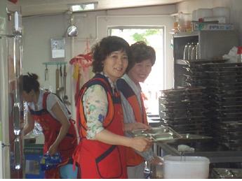 수원지점, “장맛비에도 어르신들과 약속은 지켜야죠” 복지관 식사준비