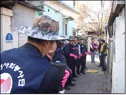 동대전지점(지점장 이상원) 사회봉사단 30여명은