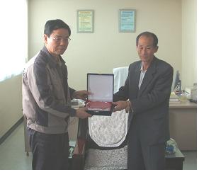 하동사업소, 발전소 인근 명덕마을 주민으로부터 감사패