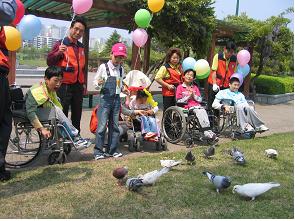 남수원지점, 장애아들과 산책하며 즐거운 한 때