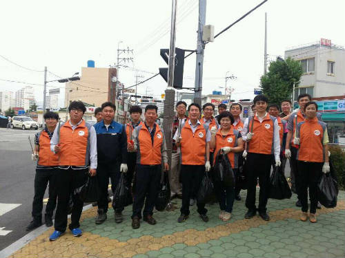 고성읍 성내로 대로주변 청소후 찍은 단체사진