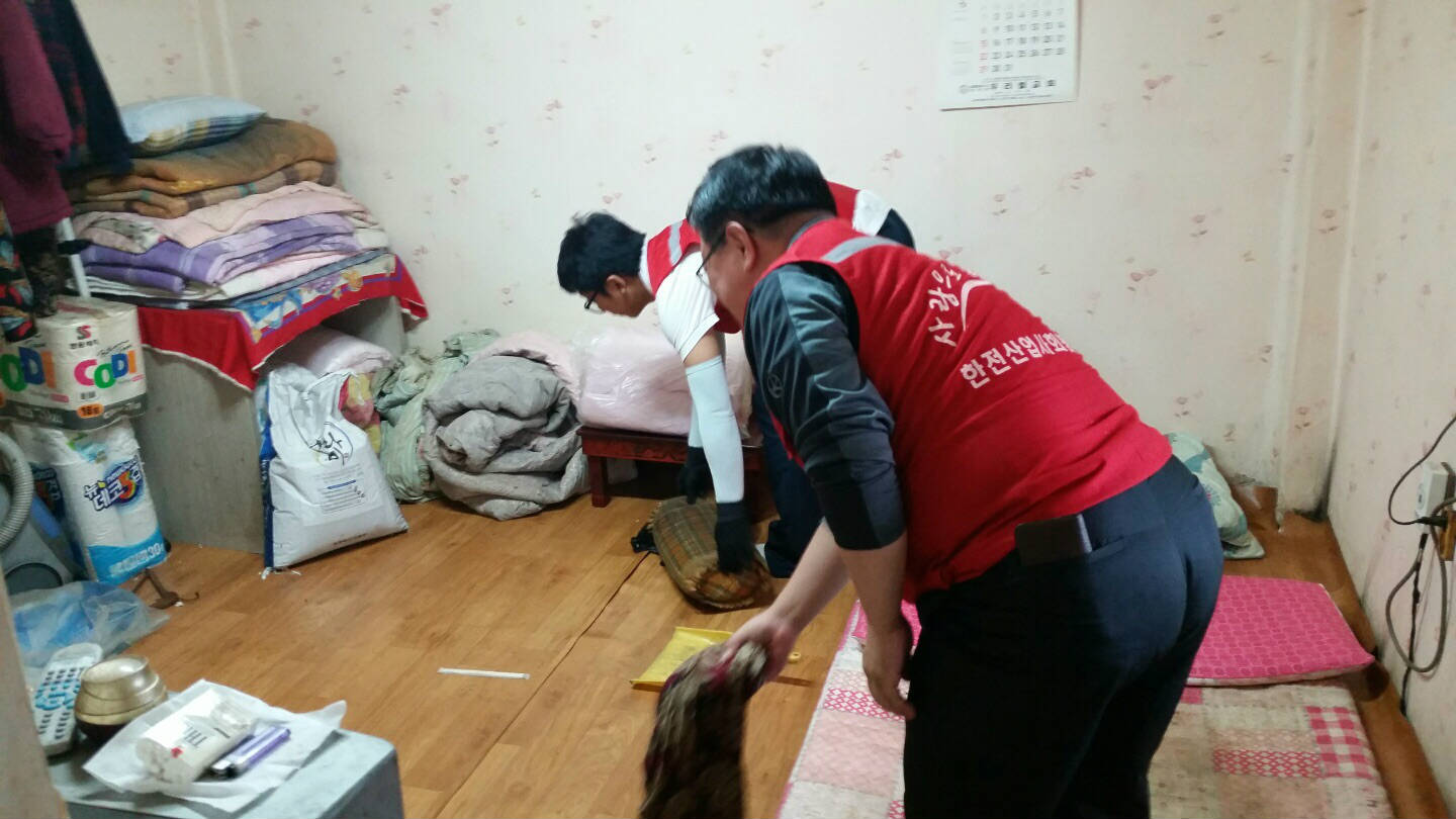 기초생활수습자, 시각장애인, 독거노인 3가구(은계동, 금암동, 양산동)를 방문하여 정리정돈, 방역.소독 등 실시하는 장면