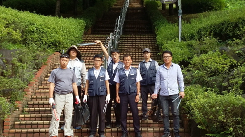 고성 남산공원 자연 환경정화 할동 장면