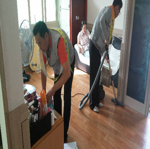 참사랑의 집 장애우 방 청소중인 봉사단 사진