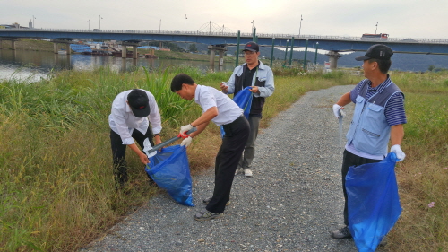 나주시 영산강 영산포 주변 환경정화활동 장면