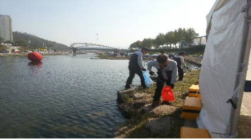 보은지점 직원들이 보은대추축제 현장을 방문하여 환경정화를 위해 주변 청소를 하는 사진