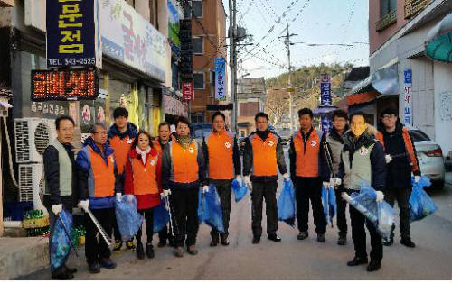 보은읍내 환경정화를 위해 주변 청소 후 찍은 단체사진