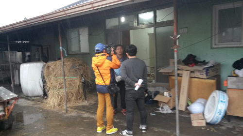 인터뷰중인 봉사단 단원 사진