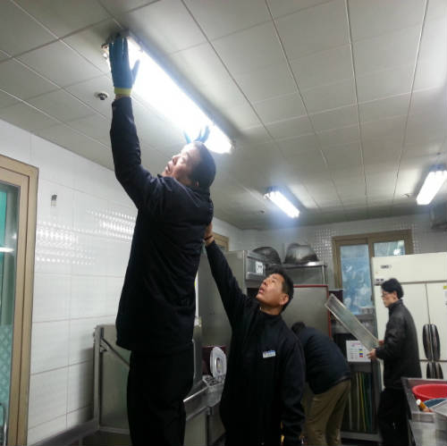 장애우들의 거주시설등의 수리 장면