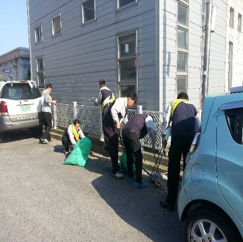 봄맞이 사옥주변 환경정화를 실시하는 장면