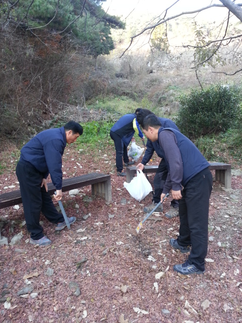 화순 유천리마을 쓰레기 줍기 장면