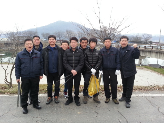 화순지점 직원들이 만연산 공원 입구 청소 후 찍은 단체사진