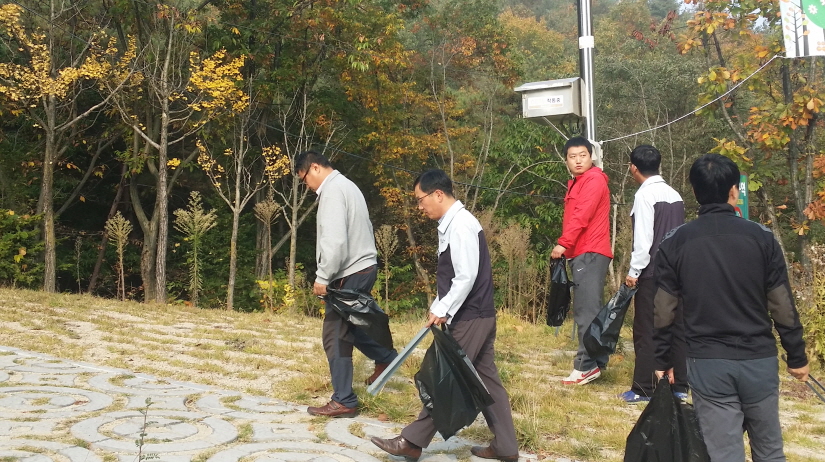  등산로 주변 환경정화하는 장면