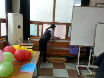 창틀을 청소중인 봉사단원