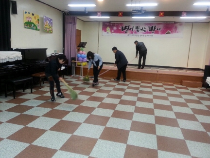 성로원 방문 청소 장면