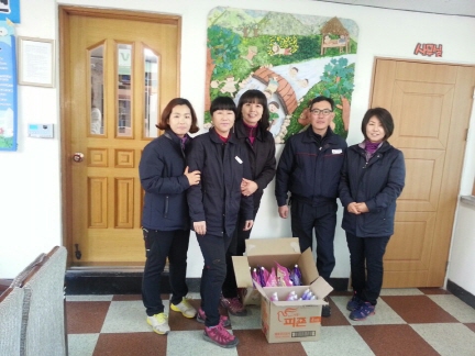 성로원 방문 물품전달봉사 장면
