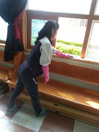 성로원 방문 유리창 닦기 봉사활동