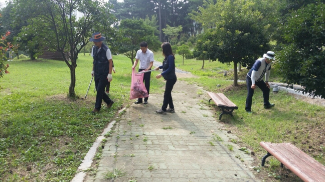 시민들의 휴식공간을 청소하는 장면