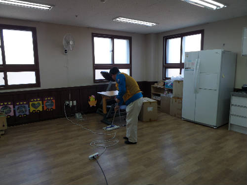 울산사업소 나누리 사회봉사단 중 한명이 수연재활원 방 청소를 하고 있는 사진