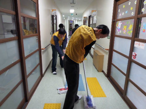 수연재활원 복도 바닥 청소중인 봉사단 사진