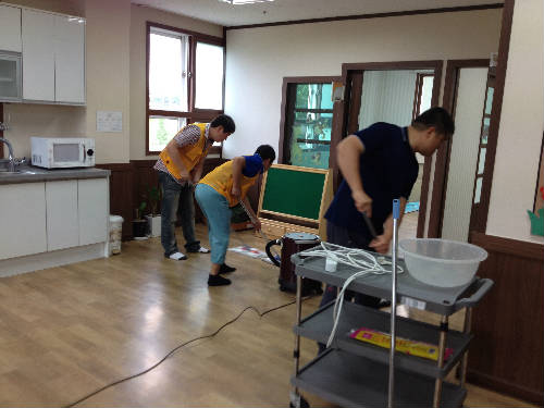 수연재활원 거실을 청소중인 봉사단 사진