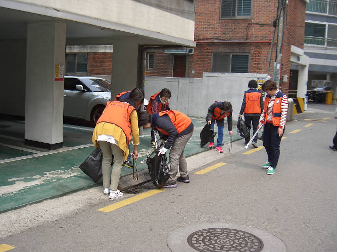 쓰레기를 줍고 있는 사진