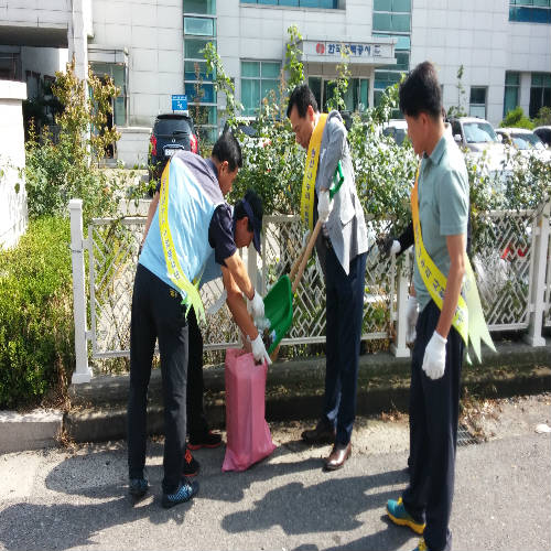 동울산지점 한전 사옥주변 청소중인 봉사단 사진