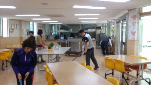 신애재활원 식당 바닥을 청소중인 봉사단