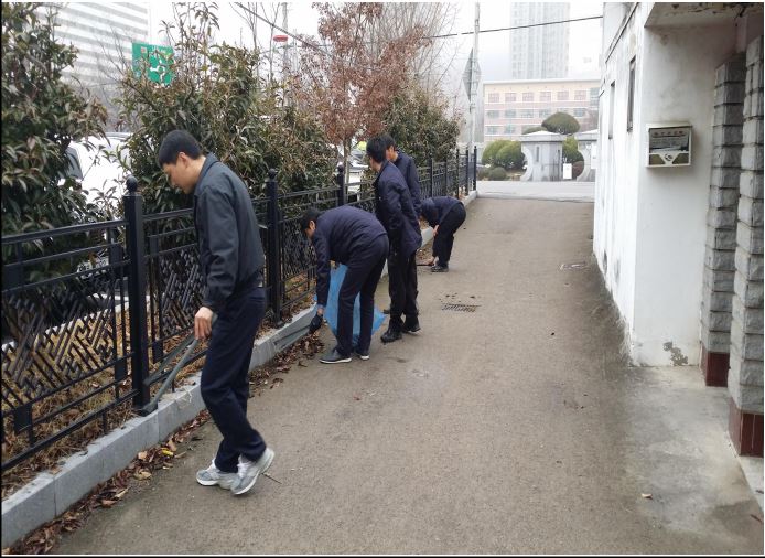 화순지점 직원들이 화순중학교 입구 도로변 등 쓰레기 줍기를 하고 있는 사진