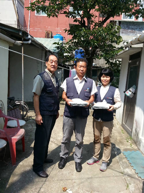 독거노인들을 방문 장면