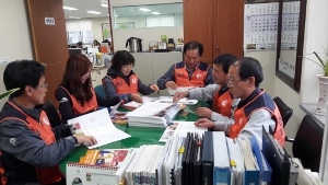 신애재활원 봉투넣기와  매듭만들기 봉사 장면