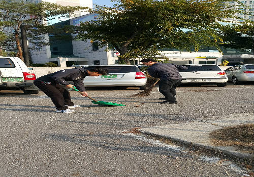 한전사옥 및 주변공원 환경정화 하는 장면