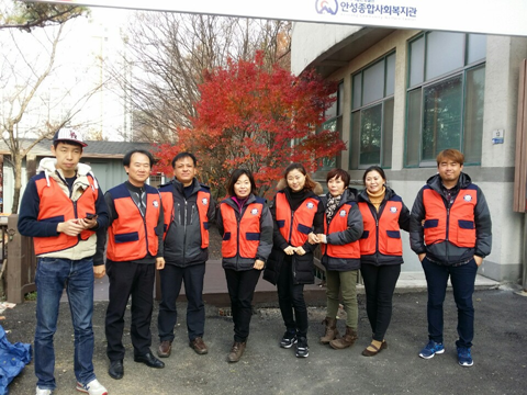 안성시 사회복지관 방문 단체사진