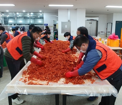 김장을 하는 봉사단 사진