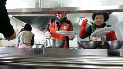 배식하는 모습