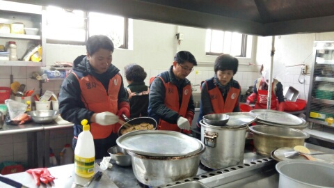 음식준비하는 모습