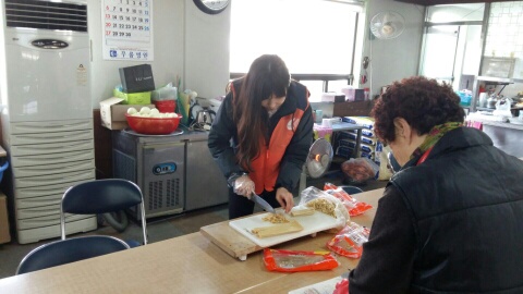 도마에서 칼질하는 모습