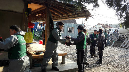 '사랑의 연탄' 전달