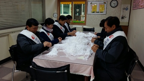 재활원에서 장애인들과 함께 수공예</p>
<p>장애인들과 함께 수공예 작업을 함께하는 사진