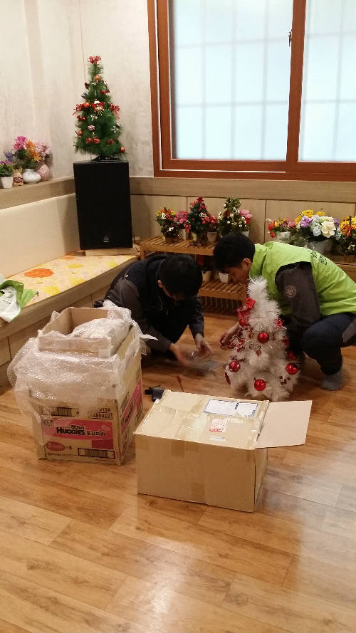 크리스마스 트리를 장식하는 장면